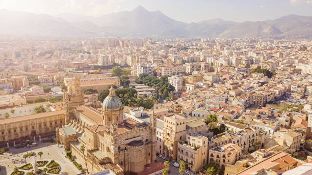 drone vista aérea de la antigua ciudad de destino famosa palermo se encuentra en el noroeste de la isla de sicilia - palermo fotografías e imágenes de stock