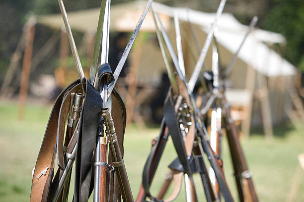 bürgerkrieg waffen in holzschicht-optik - bayonet stock-fotos und bilder