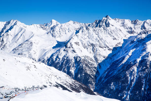 오스트리아 알프스 산맥, 스키 리조트. - soelden 뉴스 사진 이미지