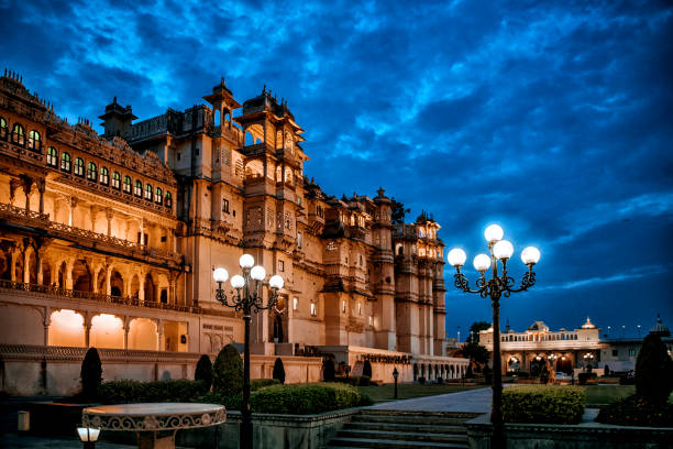 pałac miejski udaipur na wieczorze - formal garden ornamental garden lighting equipment night zdjęcia i obrazy z banku zdjęć