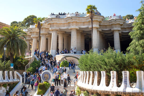 duża grupa turystów w parku guell, jednym z najbardziej znanych zabytków w barcelonie, katalonia, hiszpania 2019-05-01 - antonio gaudi outdoors horizontal barcelona zdjęcia i obrazy z banku zdjęć