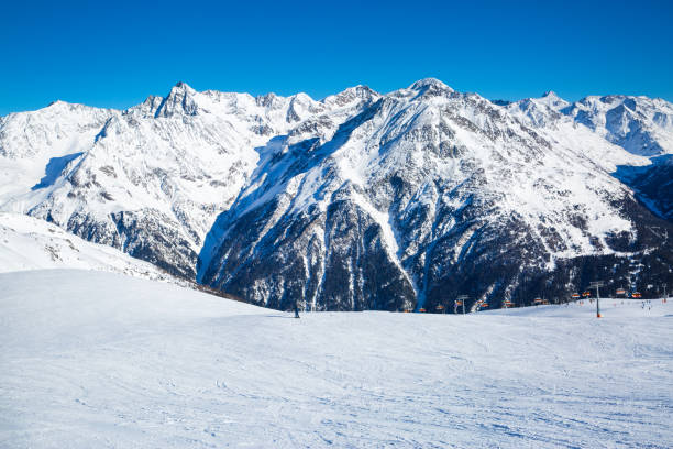 istock Ski resort slope, sunny day with blue sky. 1154397025