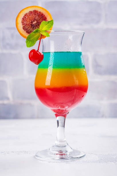 cóctel de verano arcoíris - hurricane cocktail fotografías e imágenes de stock