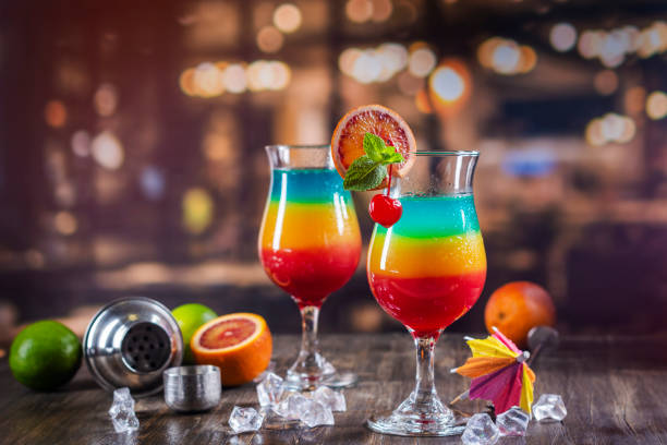 cóctel de verano arcoíris - hurricane cocktail fotografías e imágenes de stock