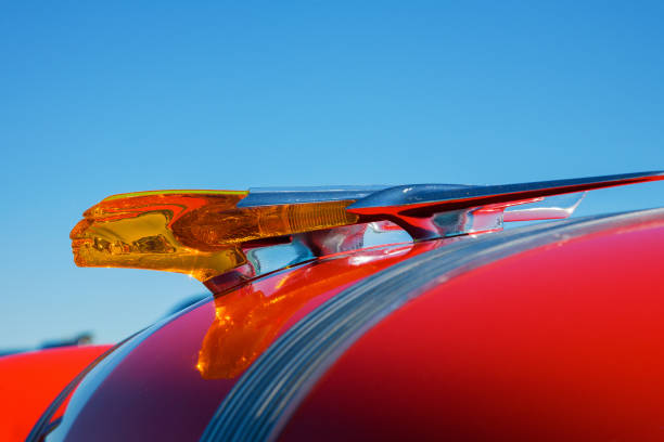 ornamento da capa em um pontiac clássico velho em uma mostra de carro - hood ornament - fotografias e filmes do acervo