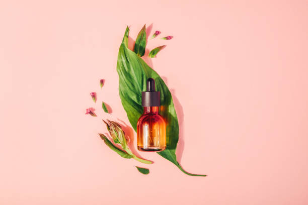 flacon avec sérum naturel avec des vitamines sur un fond rose. procédures cosmétiques pour le visage - bacille botulique photos et images de collection