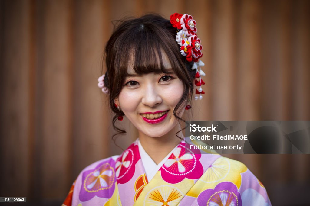 Cô Gái Trẻ Mặc Kimono Trên Đường Phố Kyoto Vào Một Ngày Mùa Xuân ...