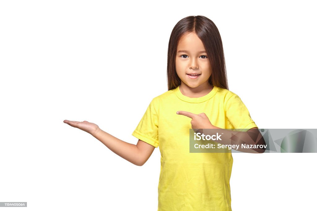 Niña En Camiseta Amarilla Sosteniendo Su Mano Foto de stock y más
