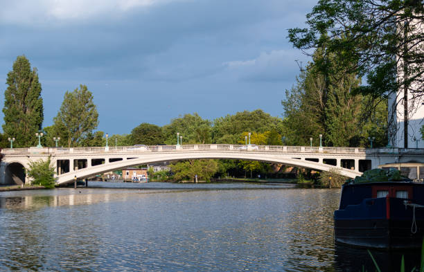 istock The sun shining on Reading Bridge as it crosses the Thames river 1154412997