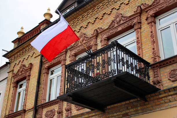 bandeira polonesa nacional em um balcão em augustow, poland - polish flag - fotografias e filmes do acervo