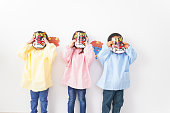日本の伝統的なマスクを着る子供たち