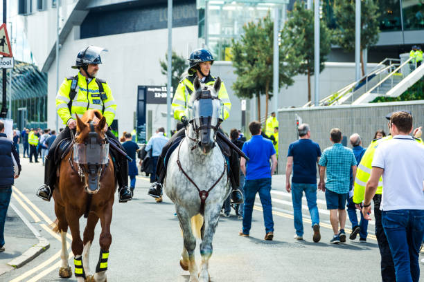 montierte metropolitan police auf dem pferd außerhalb des neuen tottenham hotspur stadions am spieltag, london, uk - football police officer crowd stock-fotos und bilder