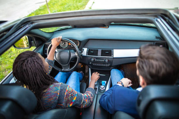 direttamente sopra la coppia che guida in auto - driving women rear view sitting foto e immagini stock