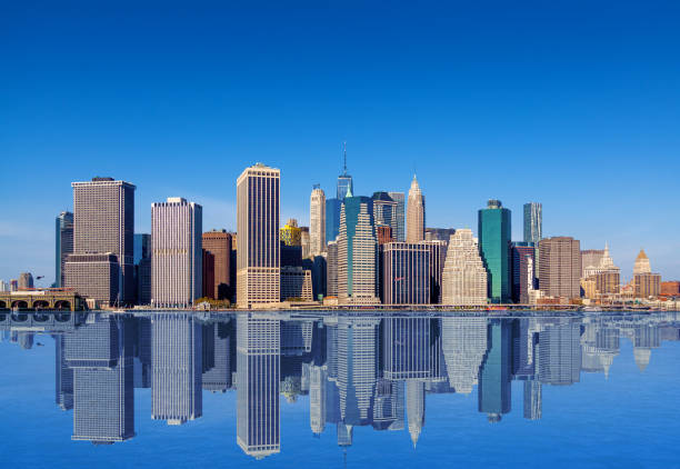 new york city skyline avec manhattan financial district et world trade center reflété dans l’eau de east river, ny, etats-unis. - east river drive photos et images de collection