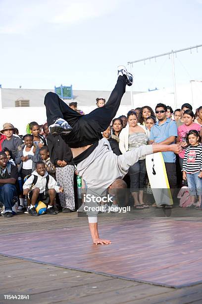 Bboy Foto de stock y más banco de imágenes de Artista ambulante - Artista ambulante, Audiencia, Bailar