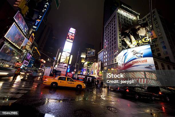 Times Square - Fotografias de stock e mais imagens de Brilhante - Reluzente - Brilhante - Reluzente, Carro, Chuva