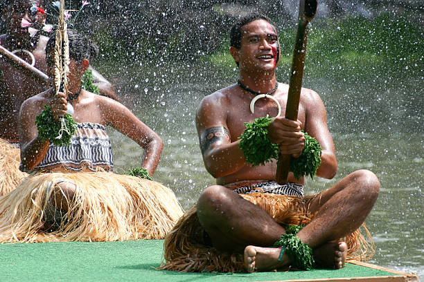 tahitians auf lastkahn - polynesian culture stock-fotos und bilder