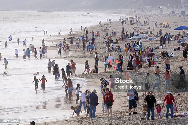 Photo libre de droit de Les Adeptes De La Plage De Santa Monica banque d'images et plus d'images libres de droit de Activité de loisirs - Activité de loisirs, Bain de soleil, Comté de Los Angeles