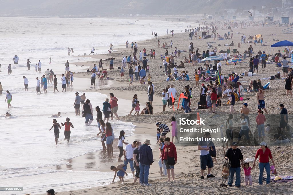 Gli amanti della spiaggia di Santa Monica - Foto stock royalty-free di Abbronzarsi