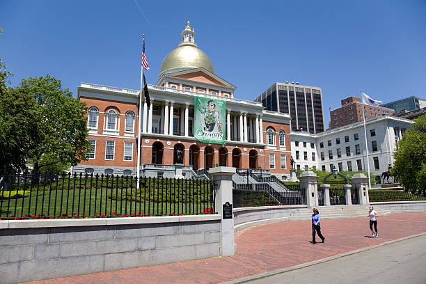 der massachusetts statehouse - boston celtics stock-fotos und bilder