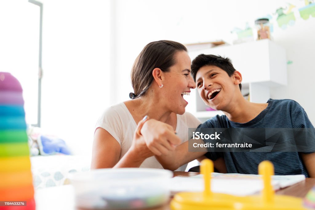 Mutter spielt mit Sohn mit Cerebralparese - Lizenzfrei Andersfähigkeiten Stock-Foto