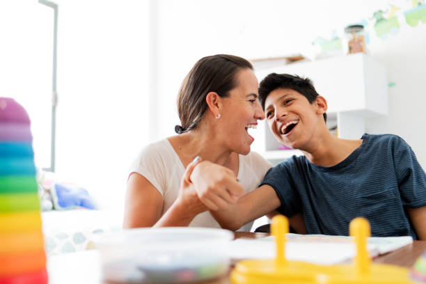 mère jouant avec le fils avec la paralysie cérébrale - child therapy photos et images de collection