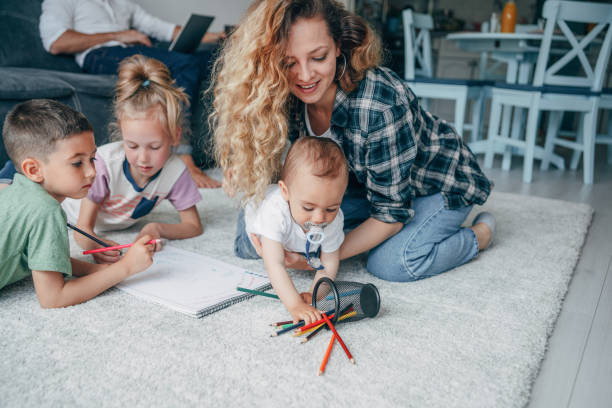 joven feliz familia dibujo - familia con tres hijos fotografías e imágenes de stock