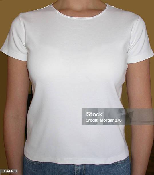 Hembra Una Camiseta Blanca Foto de stock y más banco de imágenes de Adulto - Adulto, Bajo - Estatura humana, Blanco - Color