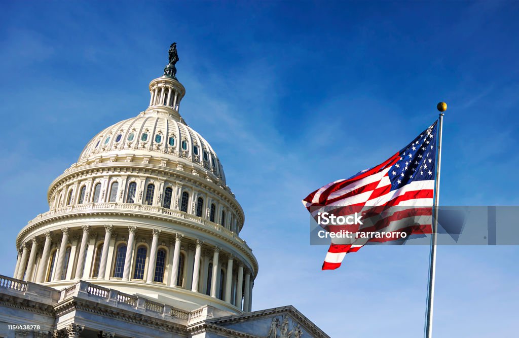 Amerikaanse vlag zwaaien met de Capitol Hill - Royalty-free Verenigde Staten Stockfoto