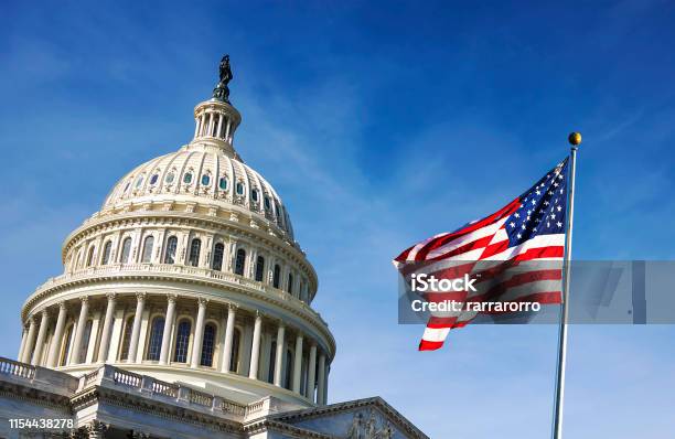 Amerikaanse Vlag Zwaaien Met De Capitol Hill Stockfoto en meer beelden van Verenigde Staten - Verenigde Staten, Amerikaanse cultuur, Overheid