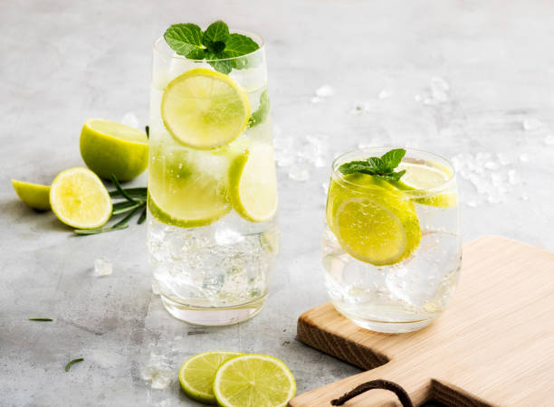 Cocktail gin tonic con limone e menta - foto stock