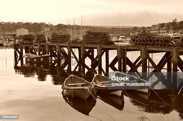 Whitby Harbour In Seppia - Fotografie stock e altre immagini di Regno Unito - Regno Unito, Scarborough - Inghliterra, Attraccato