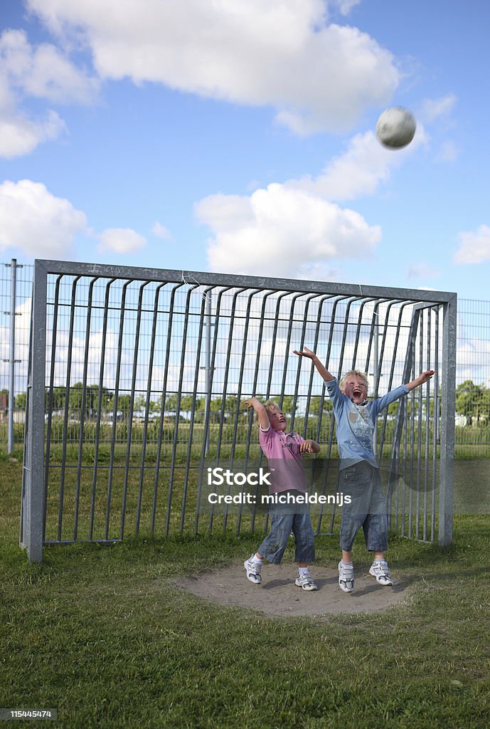 Dos jóvenes Goalies - Foto de stock de 4-5 años libre de derechos