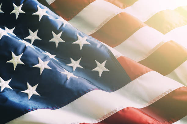 closeup zerzaust amerikanische flagge - textilien fotos stock-fotos und bilder