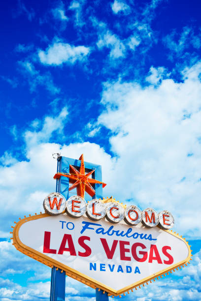 ブルースカイの素晴らしいラスベガスサインへようこそ - welcome to fabulous las vegas sign blank las vegas metropolitan area sign ストックフォトと画像