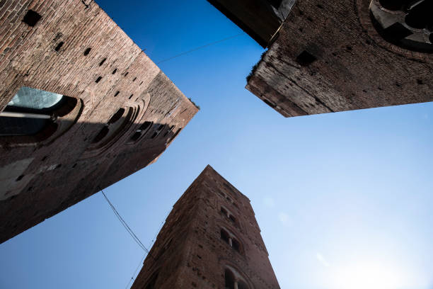 세 개의 타워, 알 벤가 마을의 상징, 리구리아, 이탈리아. - italy albenga liguria tower 뉴스 사진 이미지