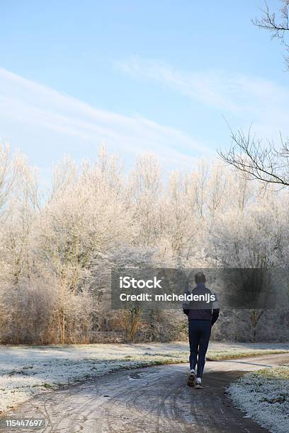 Invierno Para Trotar Foto de stock y más banco de imágenes de Actividades y técnicas de relajación - Actividades y técnicas de relajación, Adulto, Aerobismo