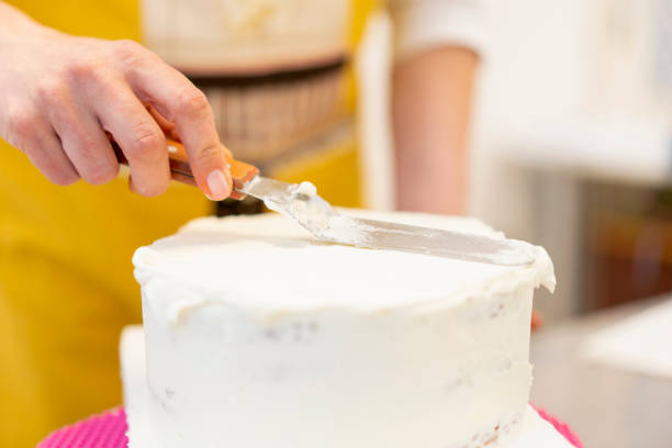 ケーキの上にアイシングを置く女性のクローズアップ - cake women confectioner photography ストックフォトと画像