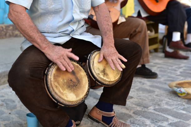straßenmusiker in havanna - kubaner stock-fotos und bilder