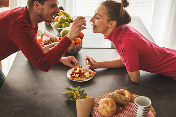 para ciesząc się podczas dzielenia się jedzeniem - waffle eating meal food and drink zdjęcia i obrazy z banku zdjęć