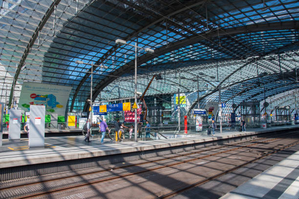 people waiting for the train at berlin central train station - clock station people berlin germany imagens e fotografias de stock