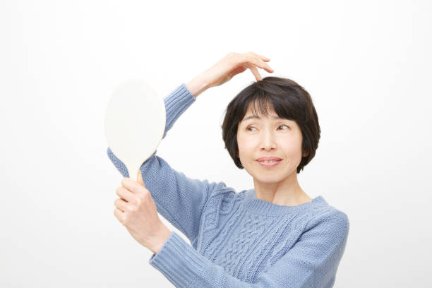 日本中年女性 - 薄毛 写真 ストックフォトと画像