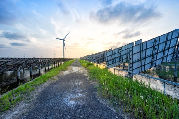 solarzellen und windenergie, saubere energie in der natur - solar equipment audio stock-fotos und bilder