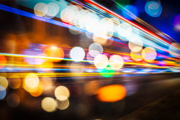 abstracto desenfoque de fondo de tráfico nocturno de la ciudad, colorido rastro de luz del tráfico nocturno - shanghai car speed driving fotografías e imágenes de stock