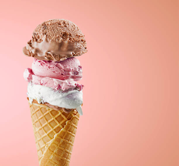 bolas de helado en el cono de waffle - cornet fotografías e imágenes de stock