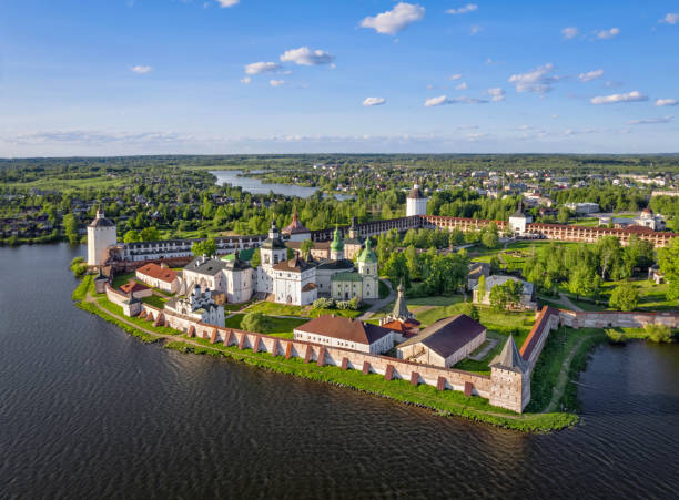 vista aérea del monasterio cyril-belozersky, kirillov, rusia - white lake fotografías e imágenes de stock