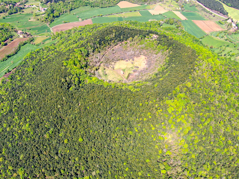 Vista aérea de la Santa Margarita Valcano es un volcán extinto en la comarca de la Garrotxa, Cataluña, España. photo
