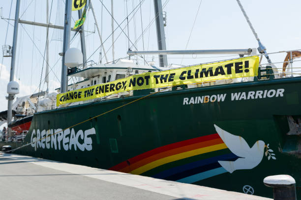 veliero greenpeace rainbow warrior al porto di burgas, bulgaria. greenpeace è un'organizzazione ambientalia non governativa con uffici in oltre 39 paesi - rainbow harbor foto e immagini stock