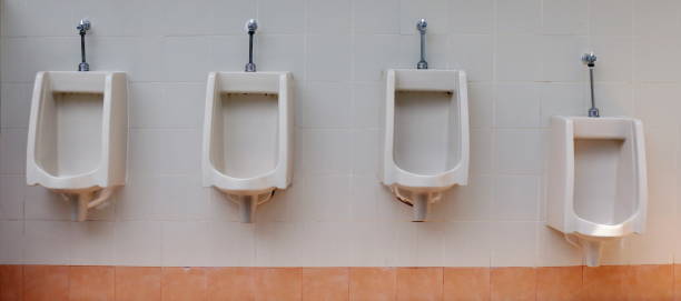 urinoir, urinoirs, toilettes extérieures vieille couleur orange, la toilette de l'homme avec vue de toilette par urinoirs - urinal public restroom male toilet in a row photos et images de collection