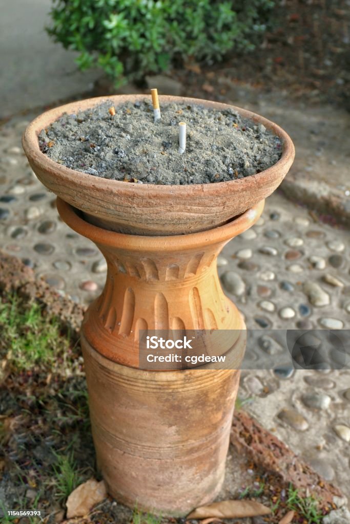 Aschenbecher Zigarette Keramik Ton Auf Der Straße Boden Garten